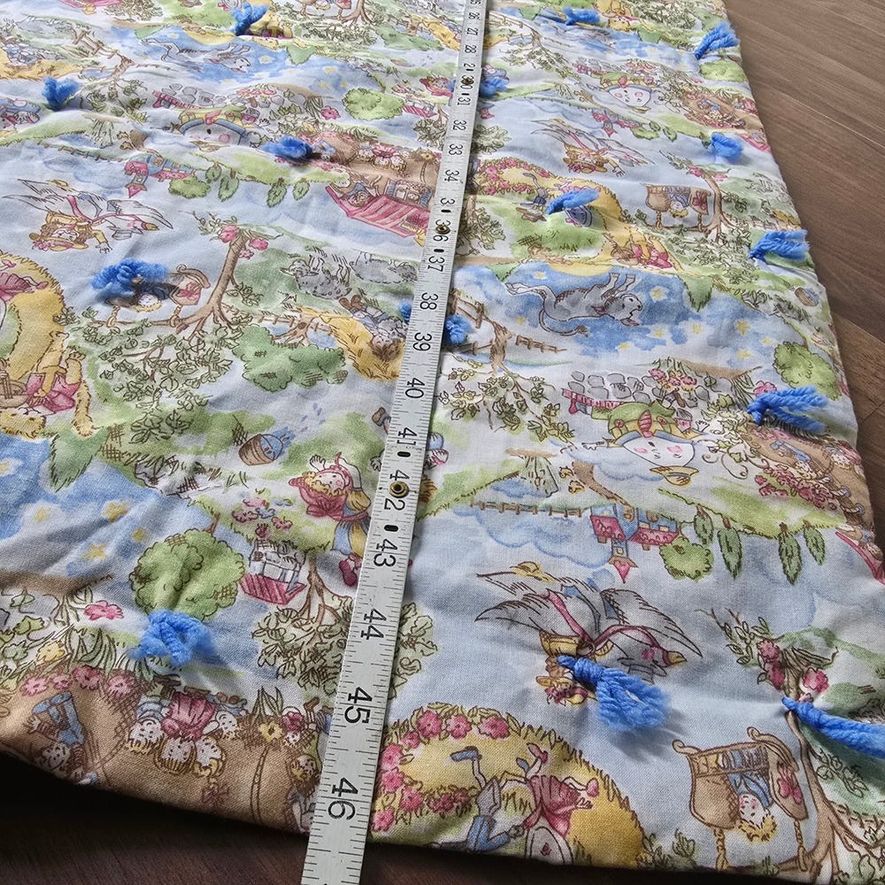 Vintage Childrens Quilted Blanket Play Mat Nursey Rhyme Scene Blue Pompom Ties - Picture 5 of 6